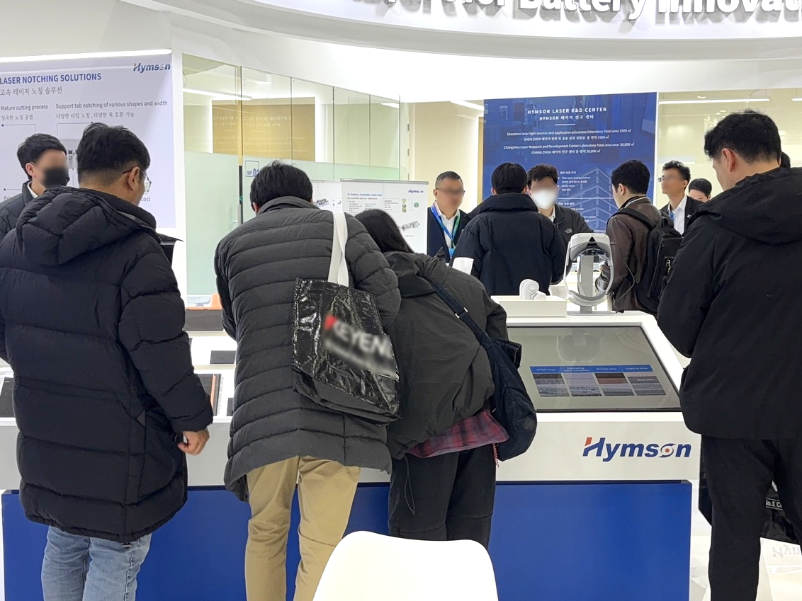 5、SVG-展柜参观3.jpg